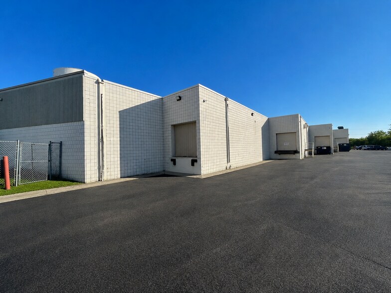 1260 Red Fox Rd, Arden Hills, MN à louer - Photo de l’immeuble – Image 3 sur 12