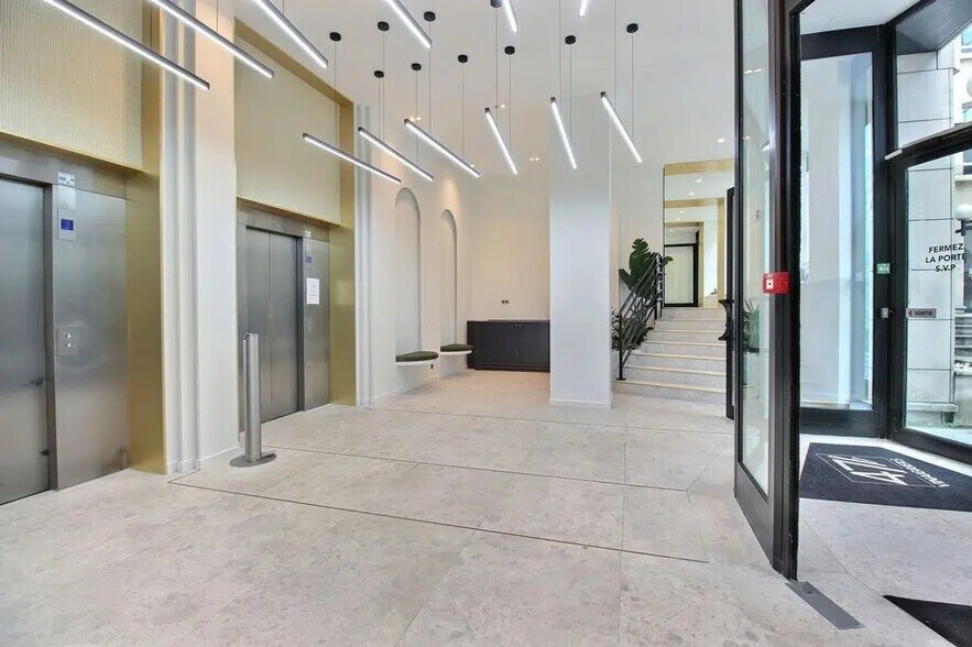 45-47 Rue Des Vinaigriers, Paris à louer - Photo de l’immeuble – Image 3 sur 6