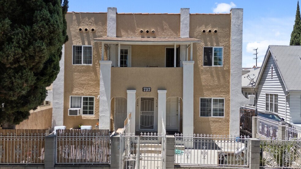 737 N Ridgewood Pl, Los Angeles, CA à vendre - Photo de l’immeuble – Image 2 sur 21