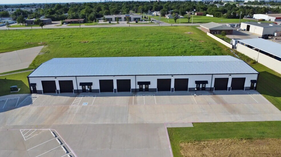 2500 N. Shields Blvd - Bldgs 400 & 500 portefeuille de 2 biens à vendre sur LoopNet.fr - Photo de l’immeuble – Image 3 sur 3