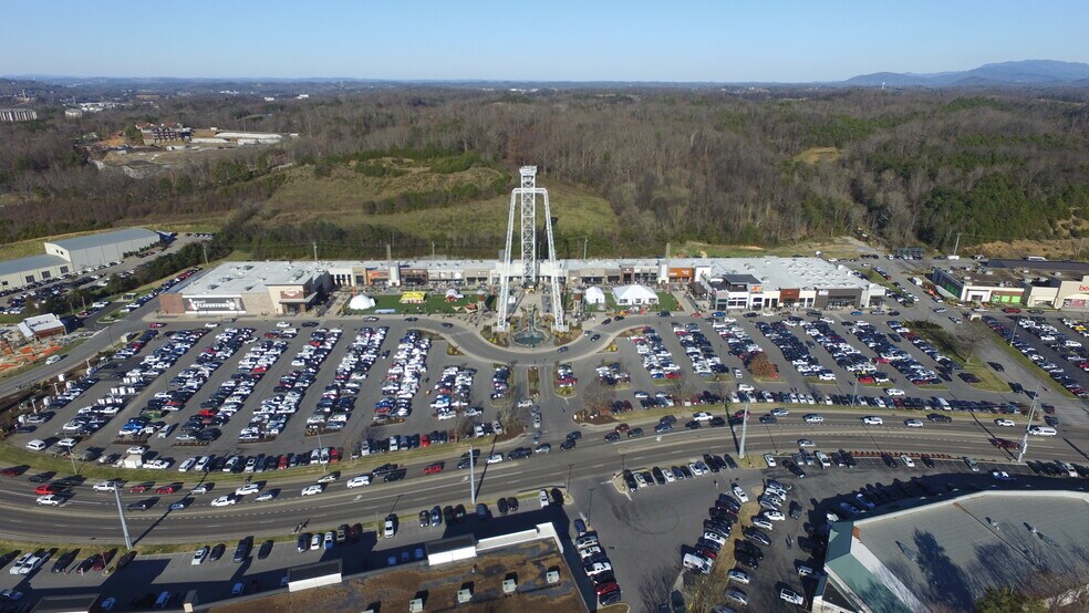 2655 Teaster Ln, Pigeon Forge, TN à louer - Photo de l’immeuble – Image 1 sur 13