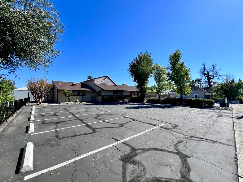 2321 Court St, Redding, CA à vendre - Photo de l’immeuble – Image 2 sur 45