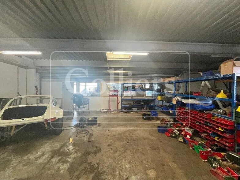 Local d'activités dans Saint-Cannat à vendre - Photo de l’immeuble – Image 3 sur 6