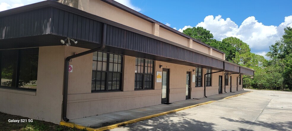 517 Deltona Blvd, Deltona, FL à louer - Photo de l’immeuble – Image 1 sur 18