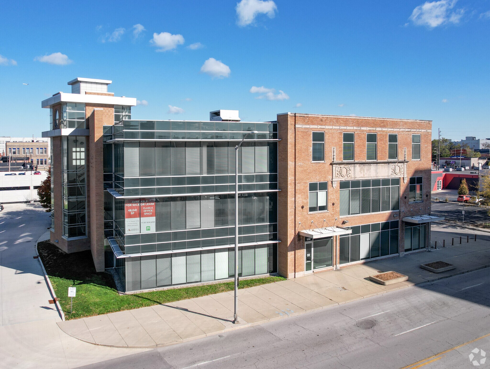 550 E Washington St, Indianapolis, IN à louer Photo de l’immeuble– Image 1 sur 3