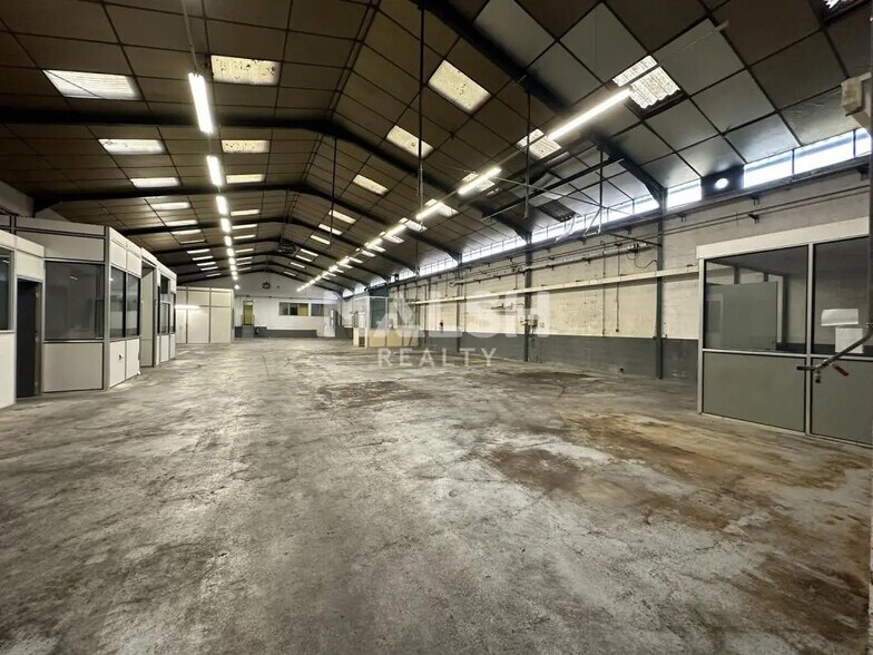 Local d'activités dans Décines-Charpieu à vendre - Photo de l’immeuble – Image 1 sur 11