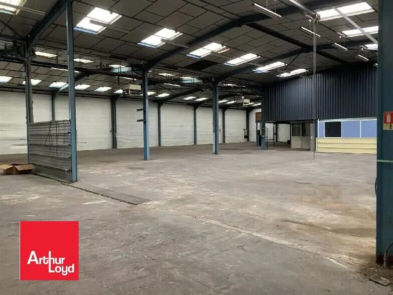 Local d’activités dans Lucé à louer - Photo de l’immeuble – Image 2 sur 5