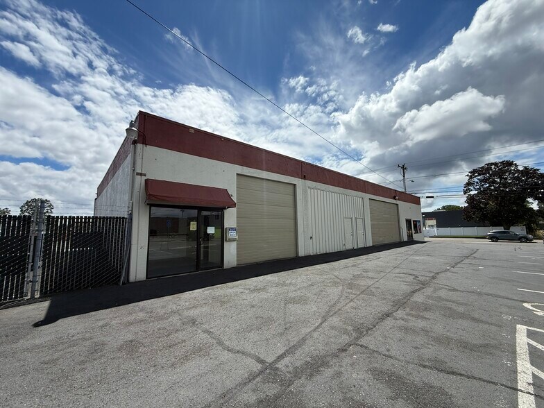 320 Lancaster Dr NE, Salem, OR à louer - Photo de l’immeuble – Image 1 sur 2