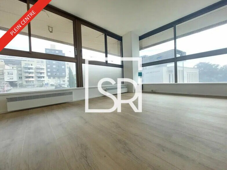 Bureau dans Clermont-Ferrand à vendre - Photo de l’immeuble – Image 2 sur 12
