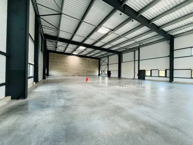 Local d'activités dans Donges à vendre - Photo de l’immeuble – Image 3 sur 7