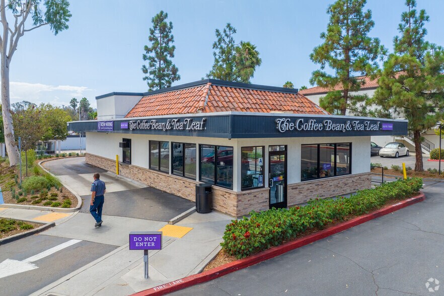 Poway Marketplace portefeuille de 6 biens à vendre sur LoopNet.fr - Photo principale – Image 2 sur 6
