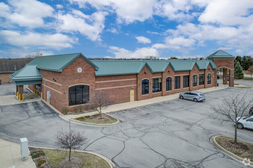 4151 S Canton Center Rd, Canton, MI à louer - Photo de l’immeuble – Image 2 sur 20