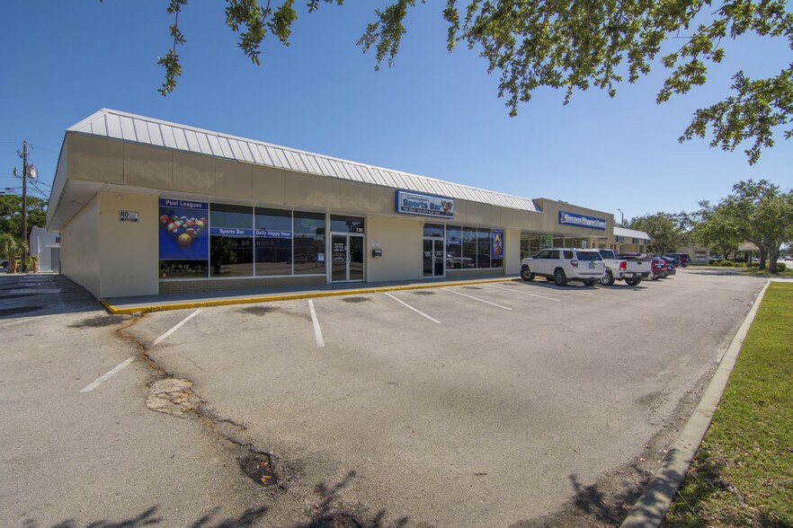 702-736 21st St, Vero Beach, FL à louer - Photo de l’immeuble – Image 1 sur 12