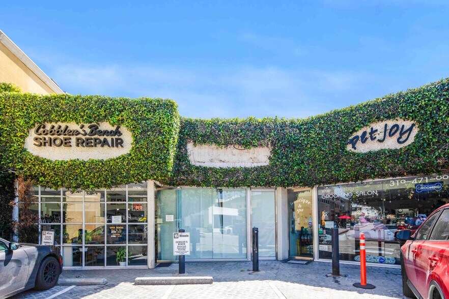 11700-11735 Barrington Ct, Los Angeles, CA à louer - Photo de l’immeuble – Image 1 sur 6