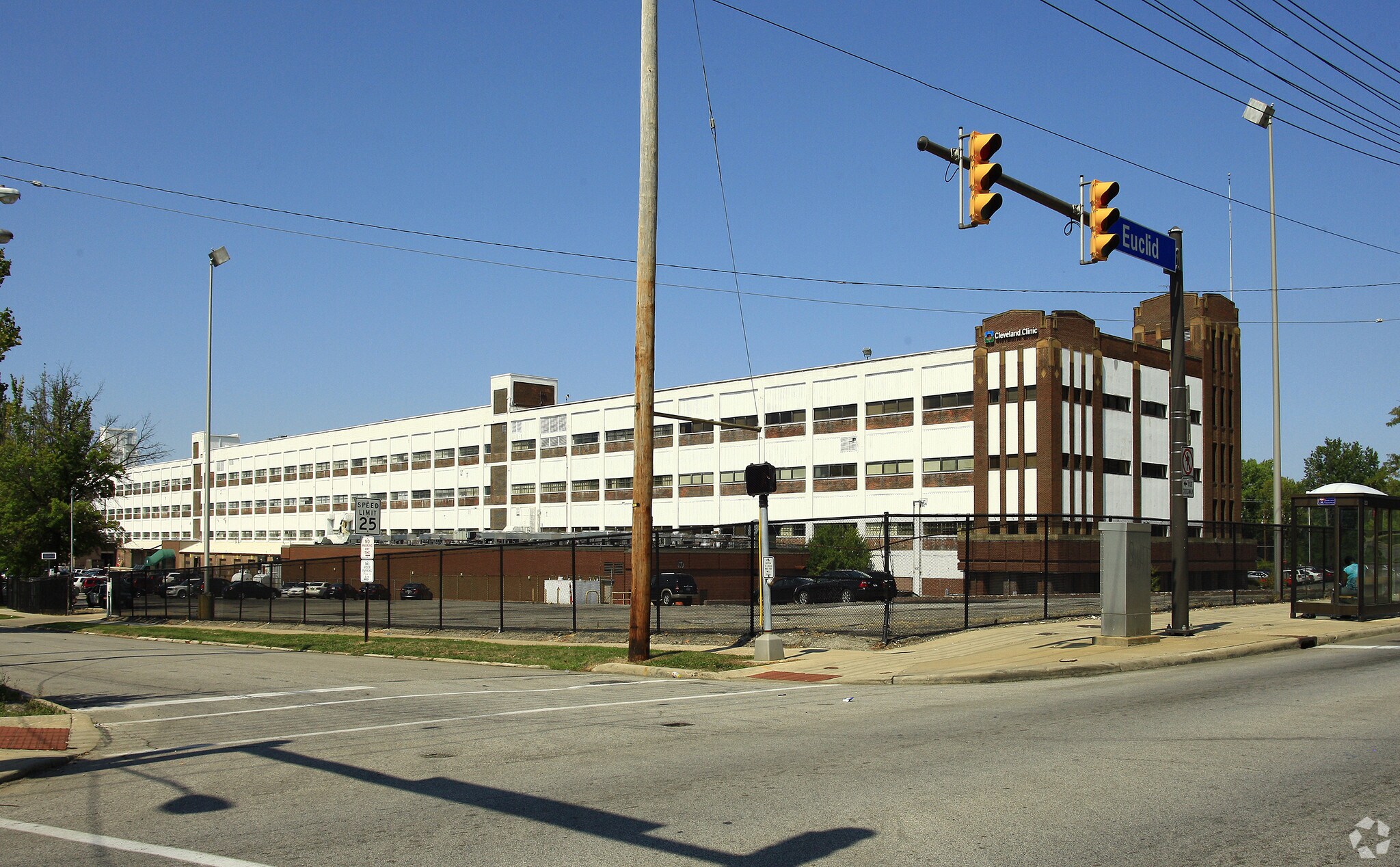 17325 Euclid Ave, Cleveland, OH à louer Photo principale– Image 1 sur 5