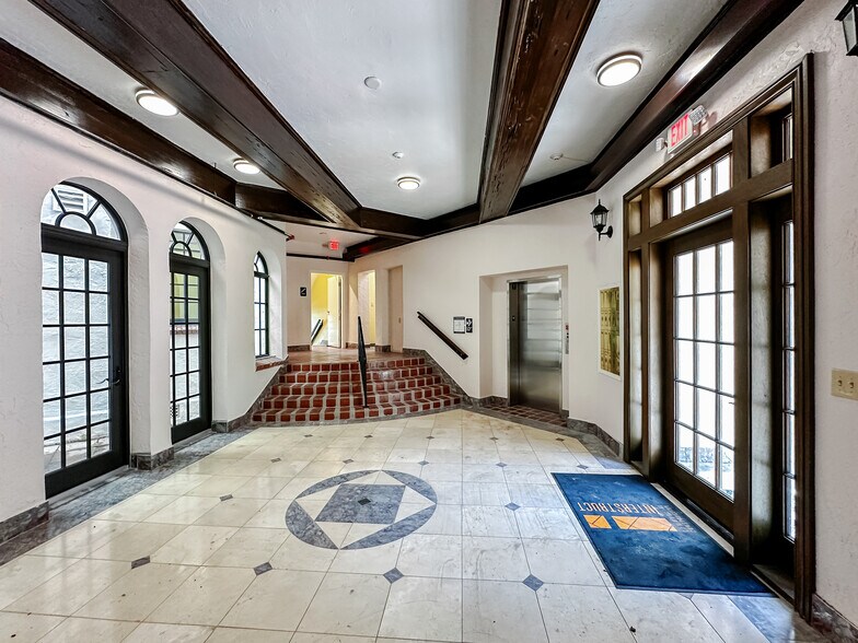 601 Quay Commons, Sarasota, FL à vendre - Photo de l’immeuble – Image 3 sur 22