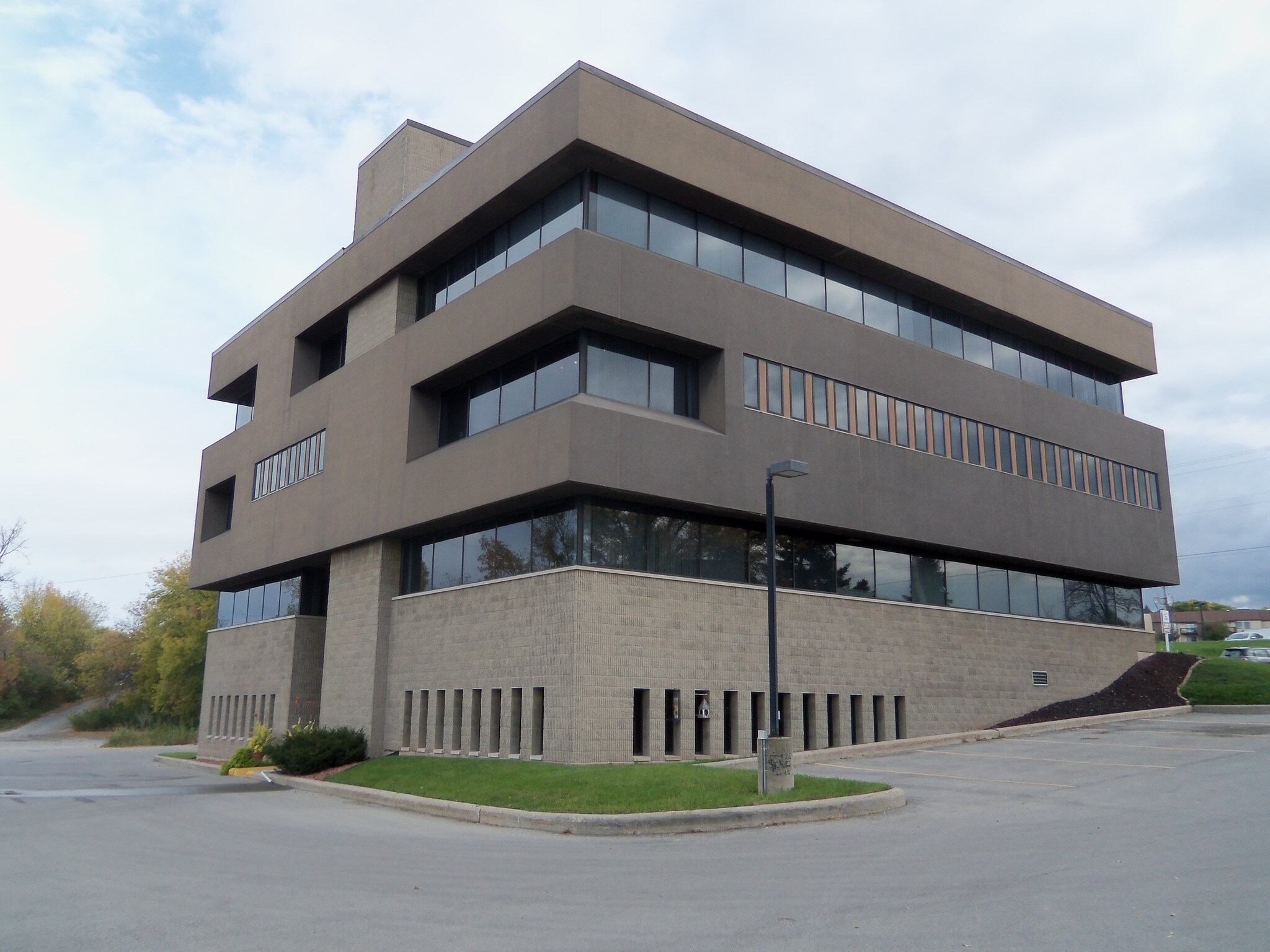 2020 Riverside Dr, Allouez, WI à louer Photo principale– Image 1 sur 10