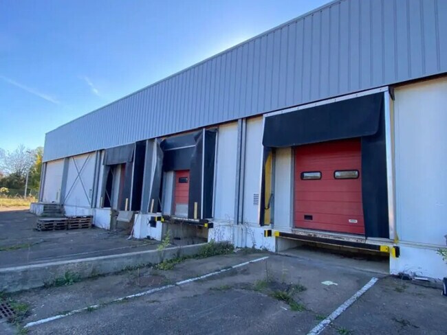 Plus de détails pour Local d'activités à louer