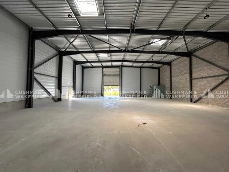 523 Avenue De Berlin, Signes à louer - Photo de l’immeuble – Image 2 sur 5
