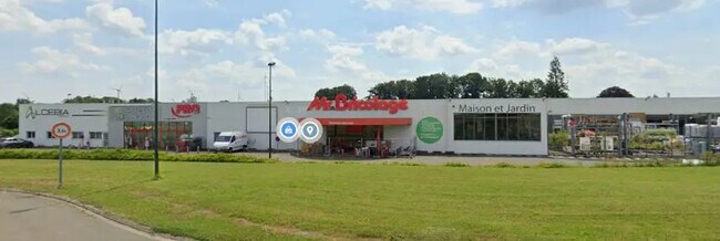 Plus de détails pour Local d'activités à louer