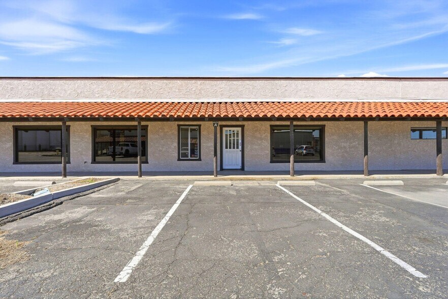 724 N Ben Maddox Way, Visalia, CA à louer - Photo de l’immeuble – Image 2 sur 7
