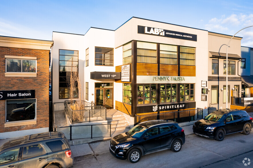 217 19th St NW, Calgary, AB à louer - Photo principale – Image 1 sur 17