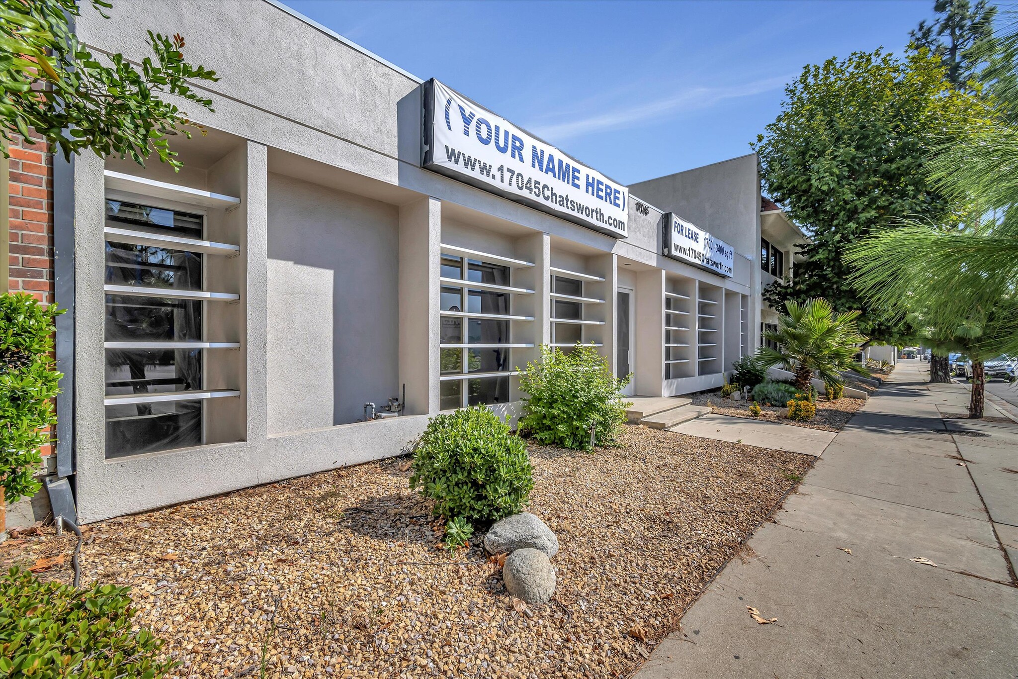 17045 Chatsworth St, Granada Hills, CA à louer Photo de l’immeuble– Image 1 sur 5