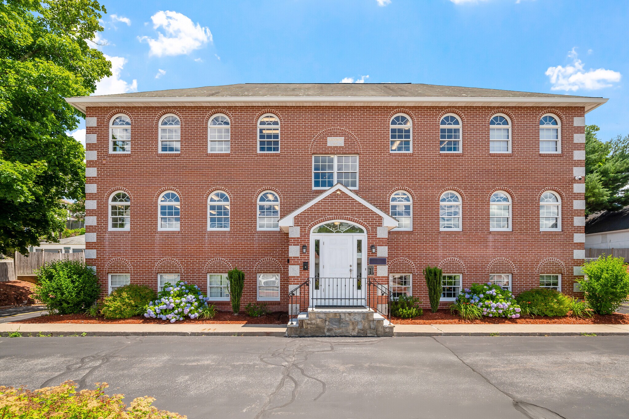 352 Park Ave, Woonsocket, RI à vendre Photo de l’immeuble– Image 1 sur 71