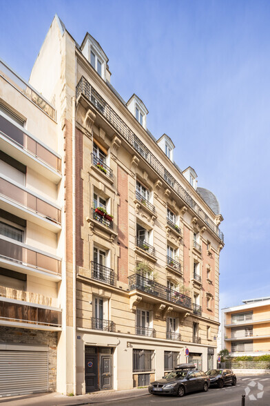 151 Rue Blomet, Paris à louer - Photo de l’immeuble – Image 2 sur 2