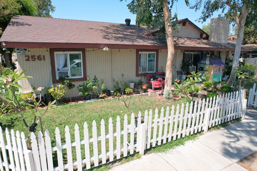 2561 E Ward Ter, Anaheim, CA à vendre - Photo principale – Image 1 sur 7