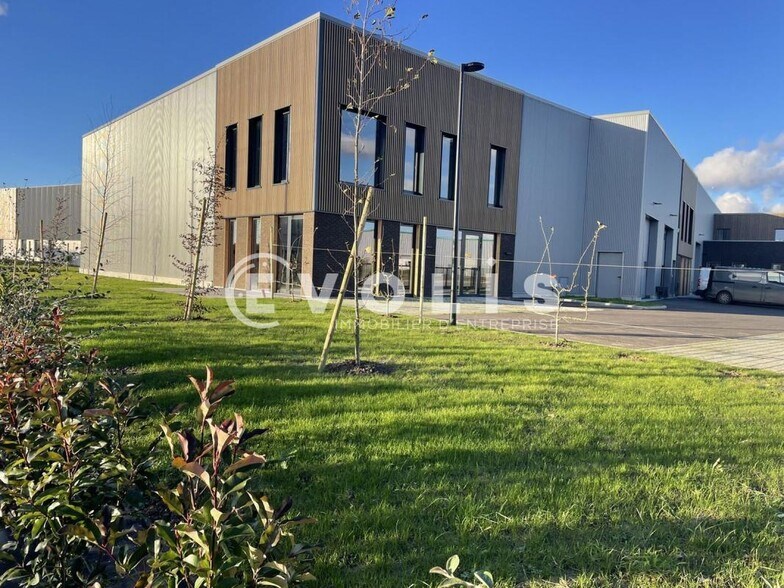 Local d’activités dans Cysoing à louer - Photo de l’immeuble – Image 1 sur 2