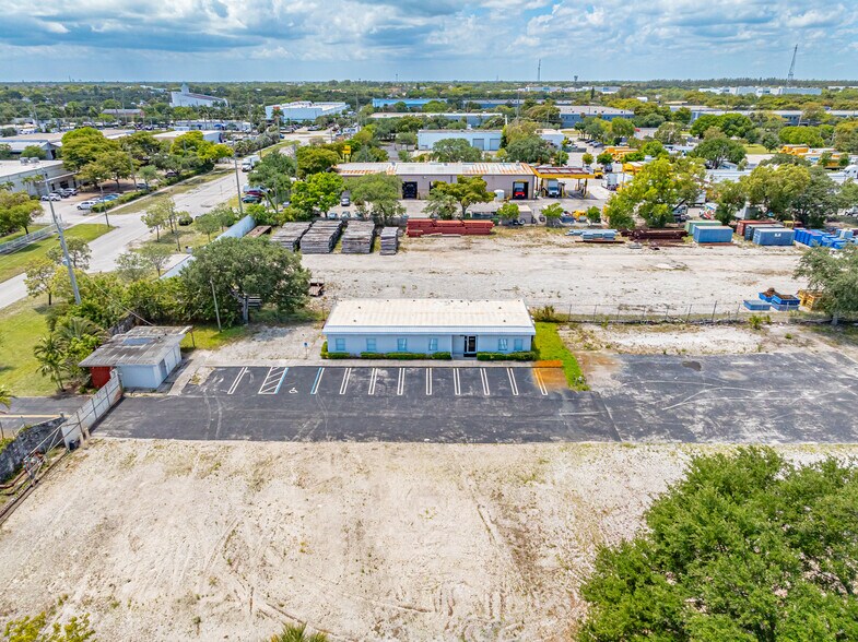 1911 NW 15th St, Pompano Beach, FL à louer - Photo de l’immeuble – Image 3 sur 5