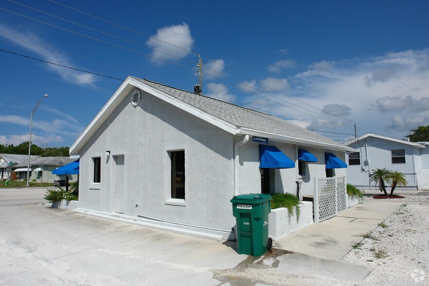651 S Indiana Ave, Englewood, FL à vendre - Photo de l’immeuble – Image 3 sur 4