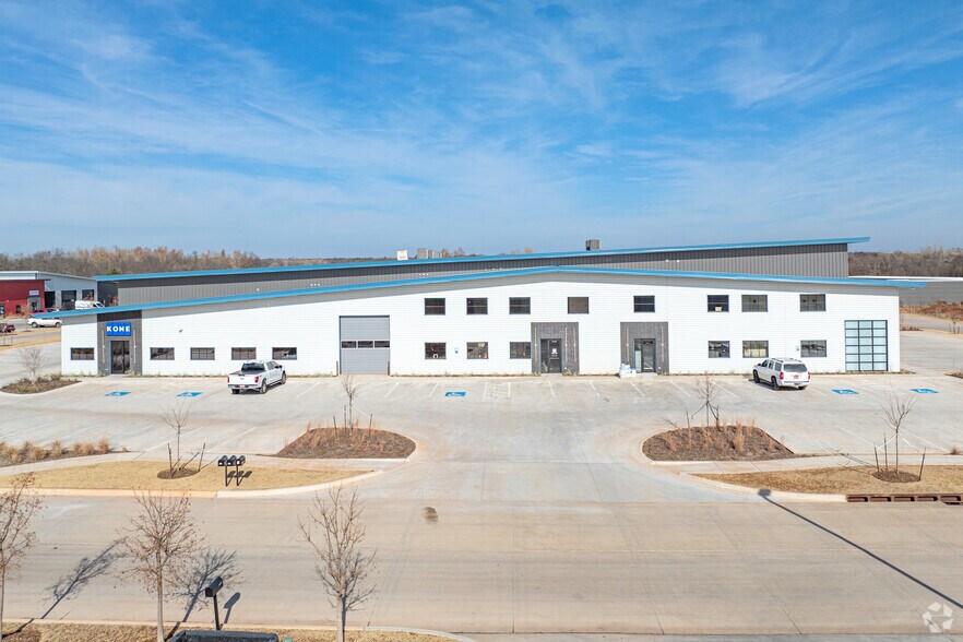 3725 NE 104th St, Oklahoma City, OK à louer - Photo de l’immeuble – Image 2 sur 20