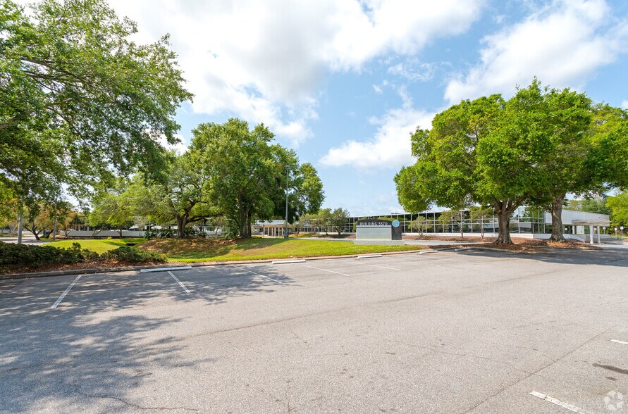 5570 W Idlewild Ave, Tampa, FL à louer - Photo principale – Image 1 sur 1