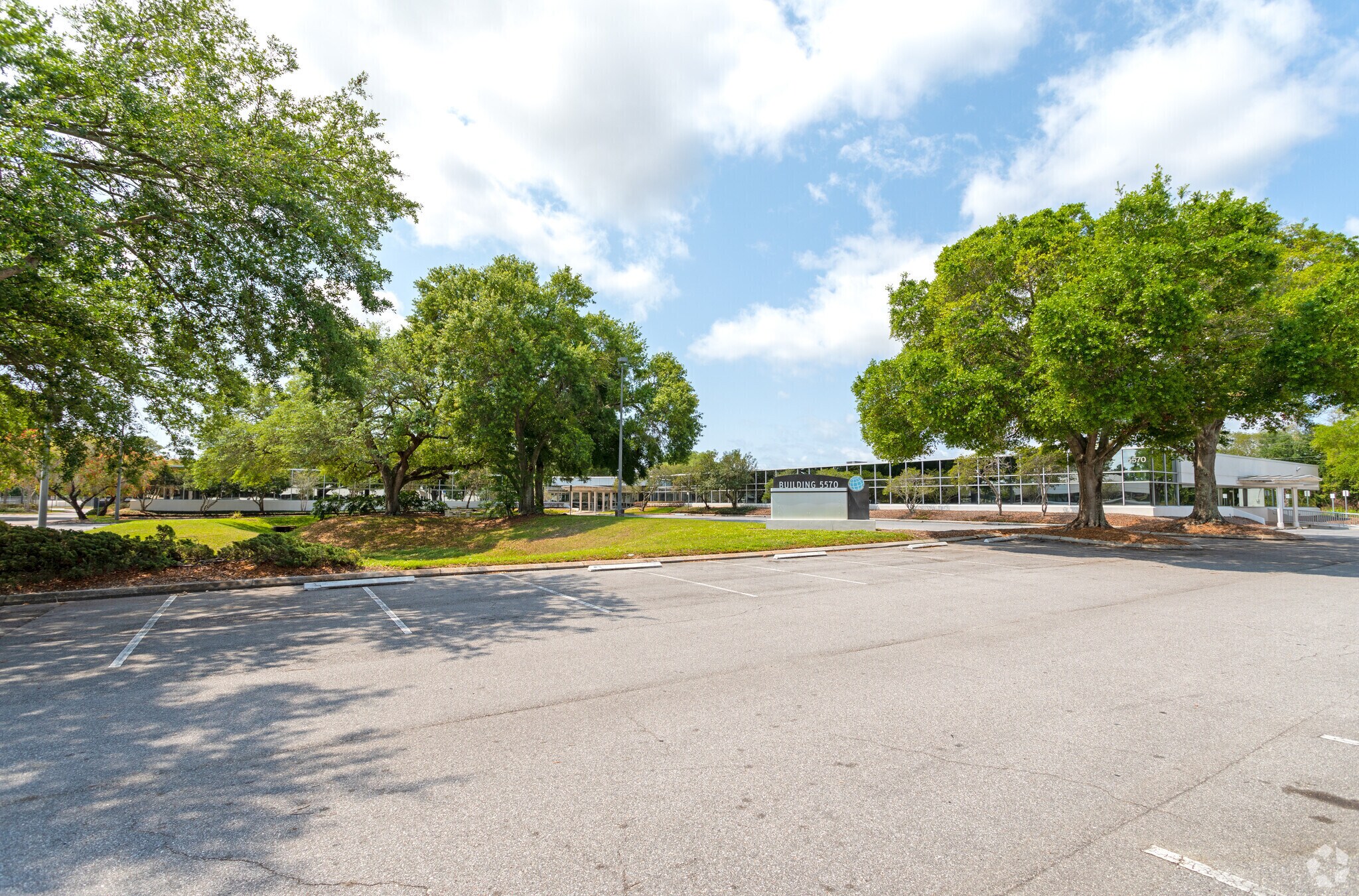 5570 W Idlewild Ave, Tampa, FL à louer Photo principale– Image 1 sur 2