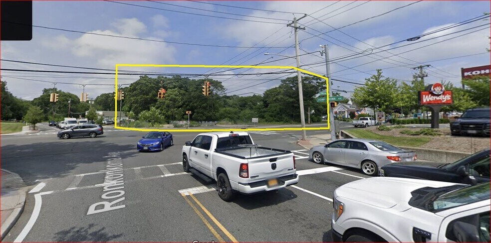 105 Portion Rd, Ronkonkoma, NY à vendre - Photo de l’immeuble – Image 3 sur 5