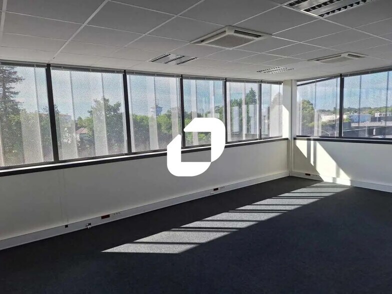Bureau dans Lormont à louer - Photo de l’immeuble – Image 1 sur 9