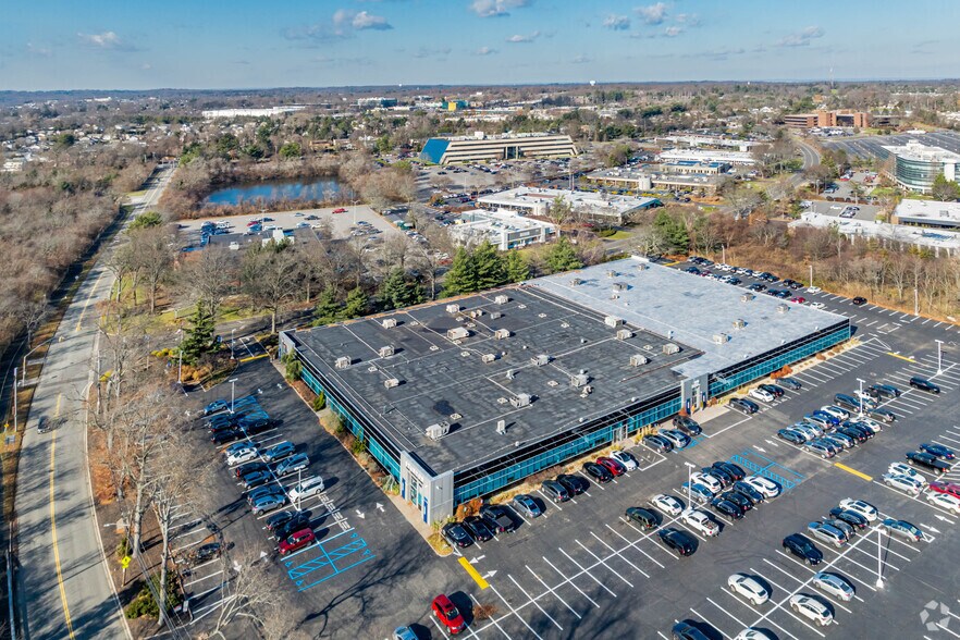 100 Sunnyside Blvd Ext, Woodbury, NY à louer - Photo de l’immeuble – Image 3 sur 11