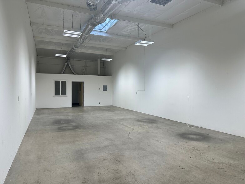 14723-14825 Oxnard St, Van Nuys, CA à louer - Photo de l’immeuble – Image 2 sur 12