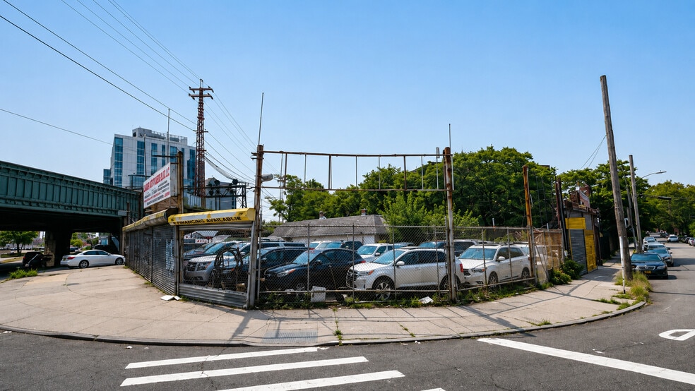 67-02 Queens Blvd, Woodside, NY à vendre - Photo de l’immeuble – Image 2 sur 6