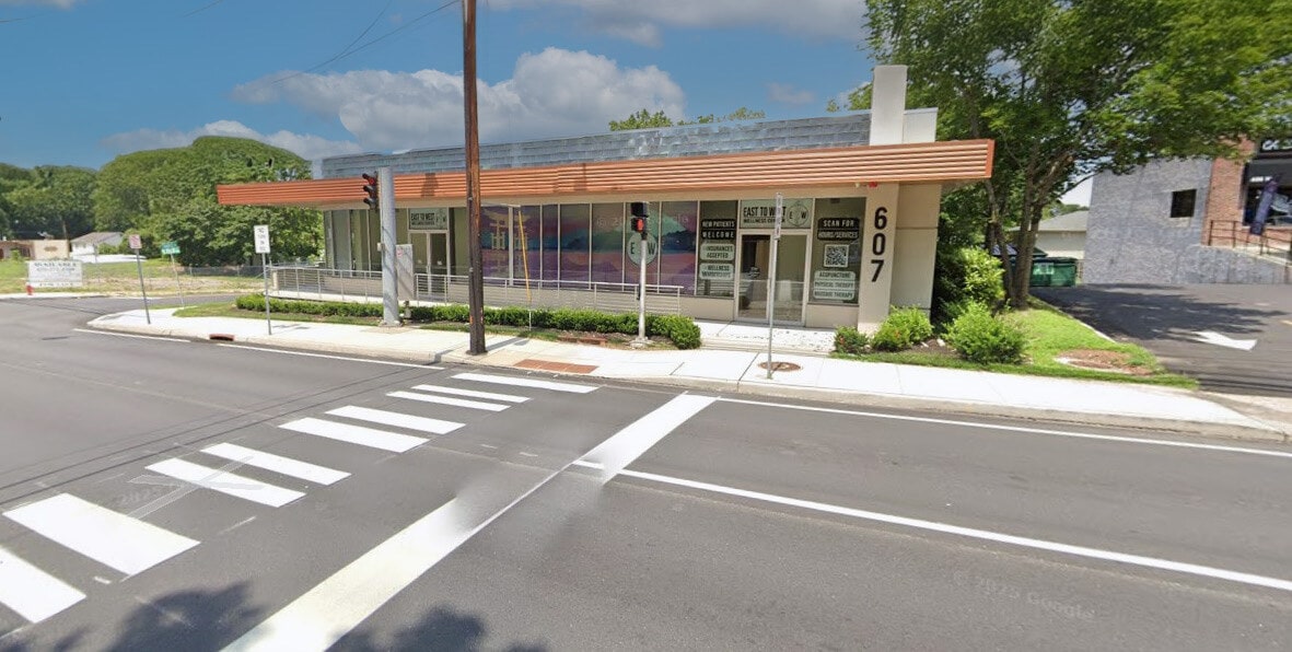 607 W Jericho Tpke, Huntington, NY à louer Photo principale– Image 1 sur 2