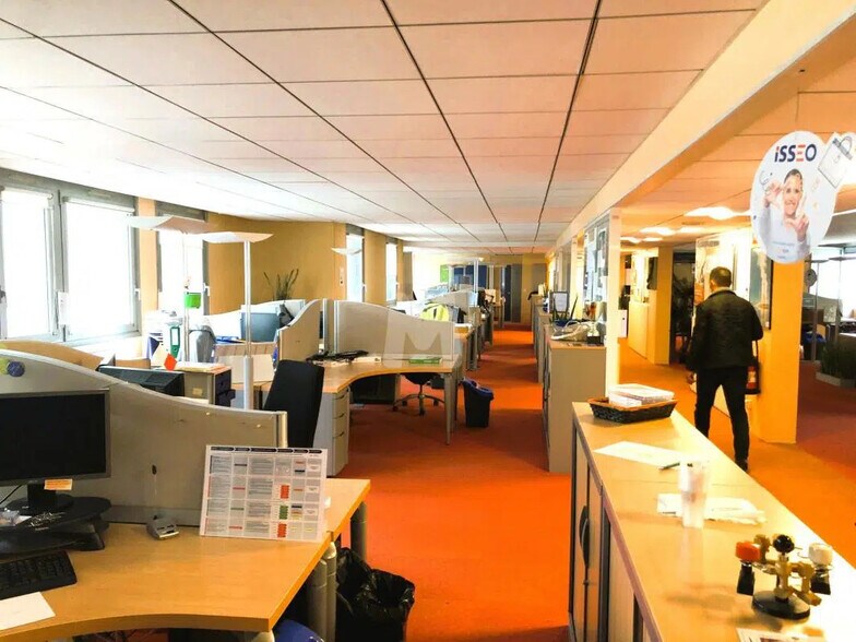 Bureau dans Évry-Courcouronnes à vendre - Photo de l’immeuble – Image 3 sur 10