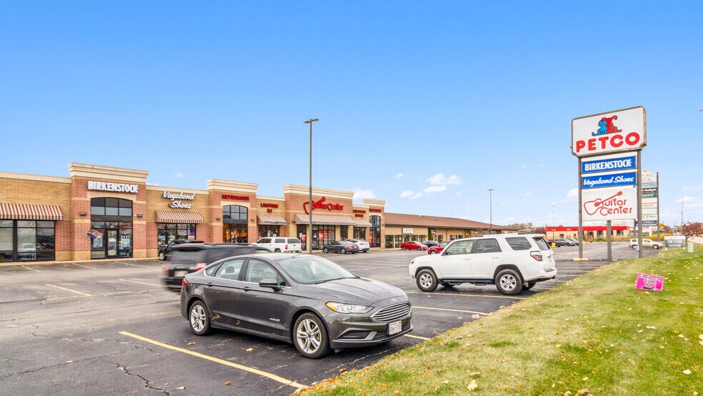711 N Casaloma Dr, Appleton, WI à vendre - Photo de l’immeuble – Image 3 sur 9