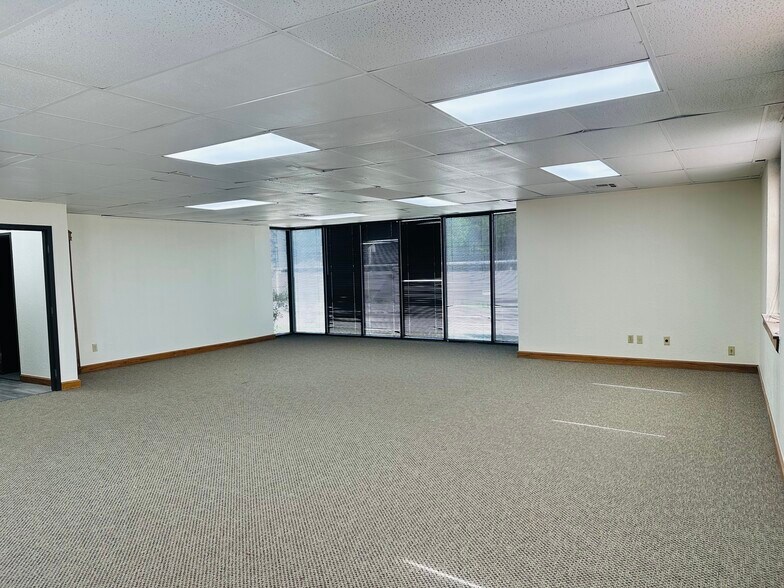 11102 N Stratford Dr, Oklahoma City, OK à louer - Photo de l’immeuble – Image 3 sur 27