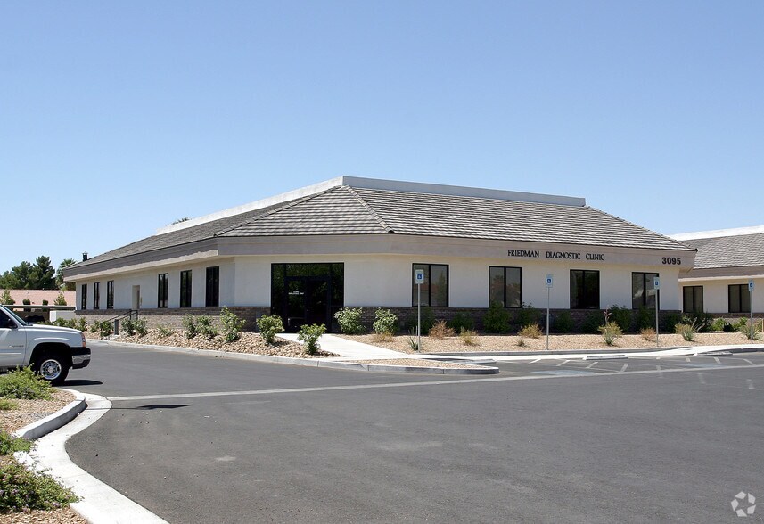 3085 E Russell Rd, Las Vegas, NV à louer - Photo principale – Image 1 sur 5