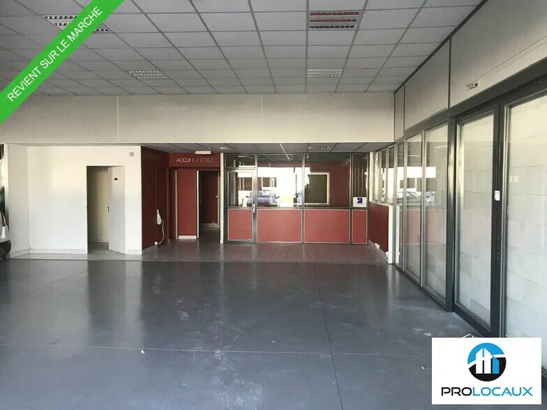 Local d’activités dans Roye à louer - Photo de l’immeuble – Image 3 sur 5