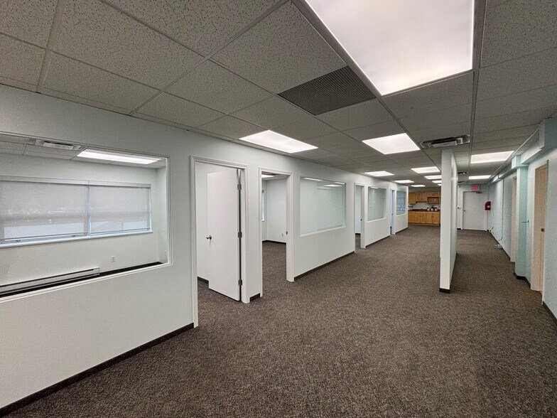 4125 Mcconnell Dr, Burnaby, BC à louer - Photo de l’immeuble – Image 2 sur 13