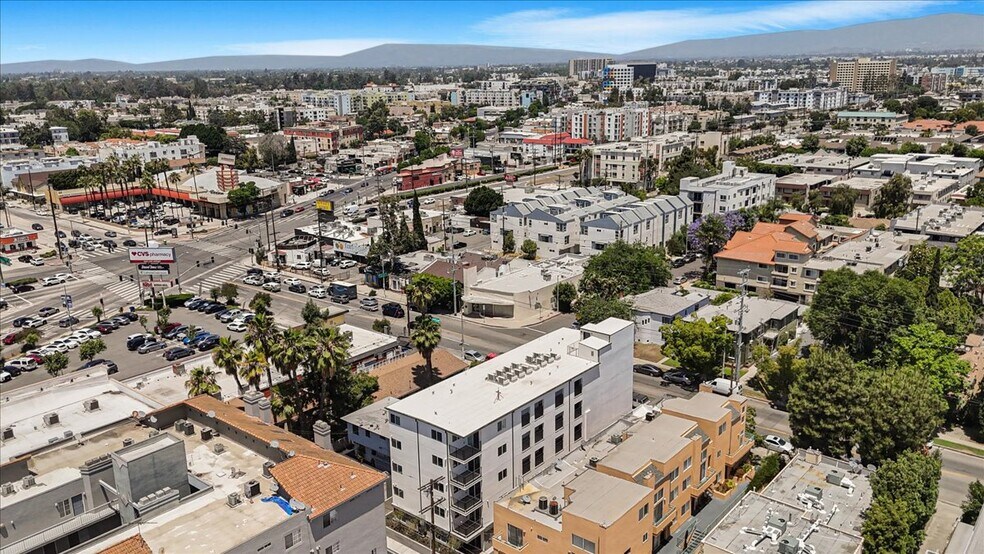 10918 Camarillo St, North Hollywood, CA à vendre - Photo de l’immeuble – Image 3 sur 68