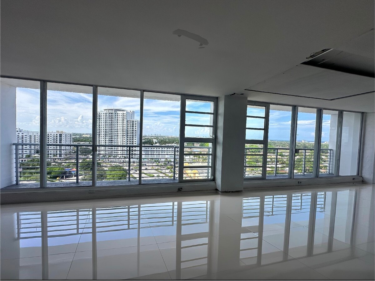 1720 Harrison St, Hollywood, FL 33020 - Lot 17E-F -  - Photo intérieure - Image 1 of 9